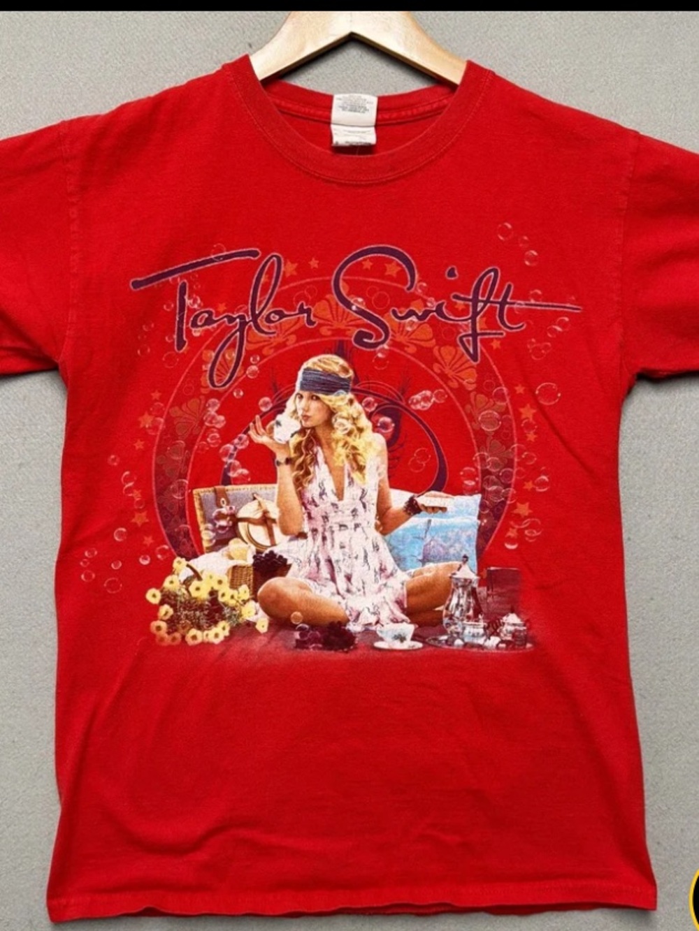 VINTAGE TAYLOR SWIFT FEARLESS TOUR
SHIRT 2008 SIZE SMALL